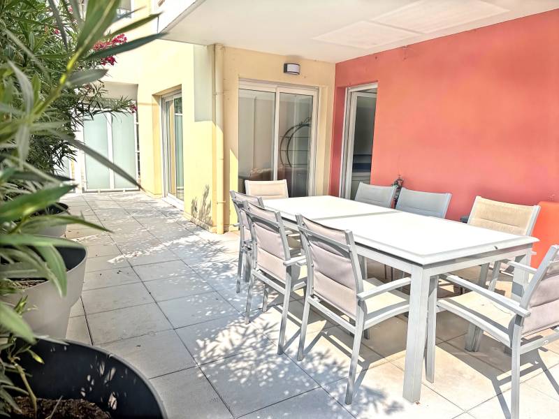 TYPE 4 CŒUR DE VILLE AU CALME AVEC GARAGE.