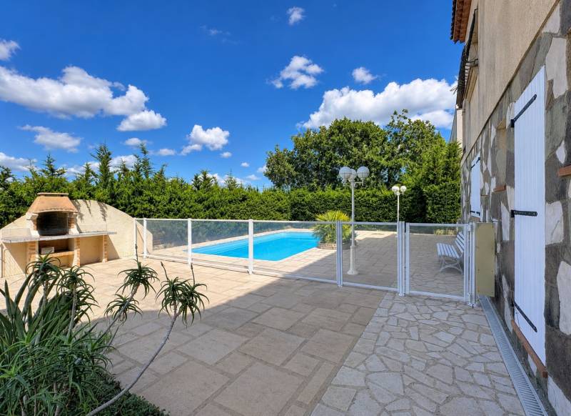 11 pièces 230 m² 595 m² villa de 240m² divisée en 2 appartements avec piscine.