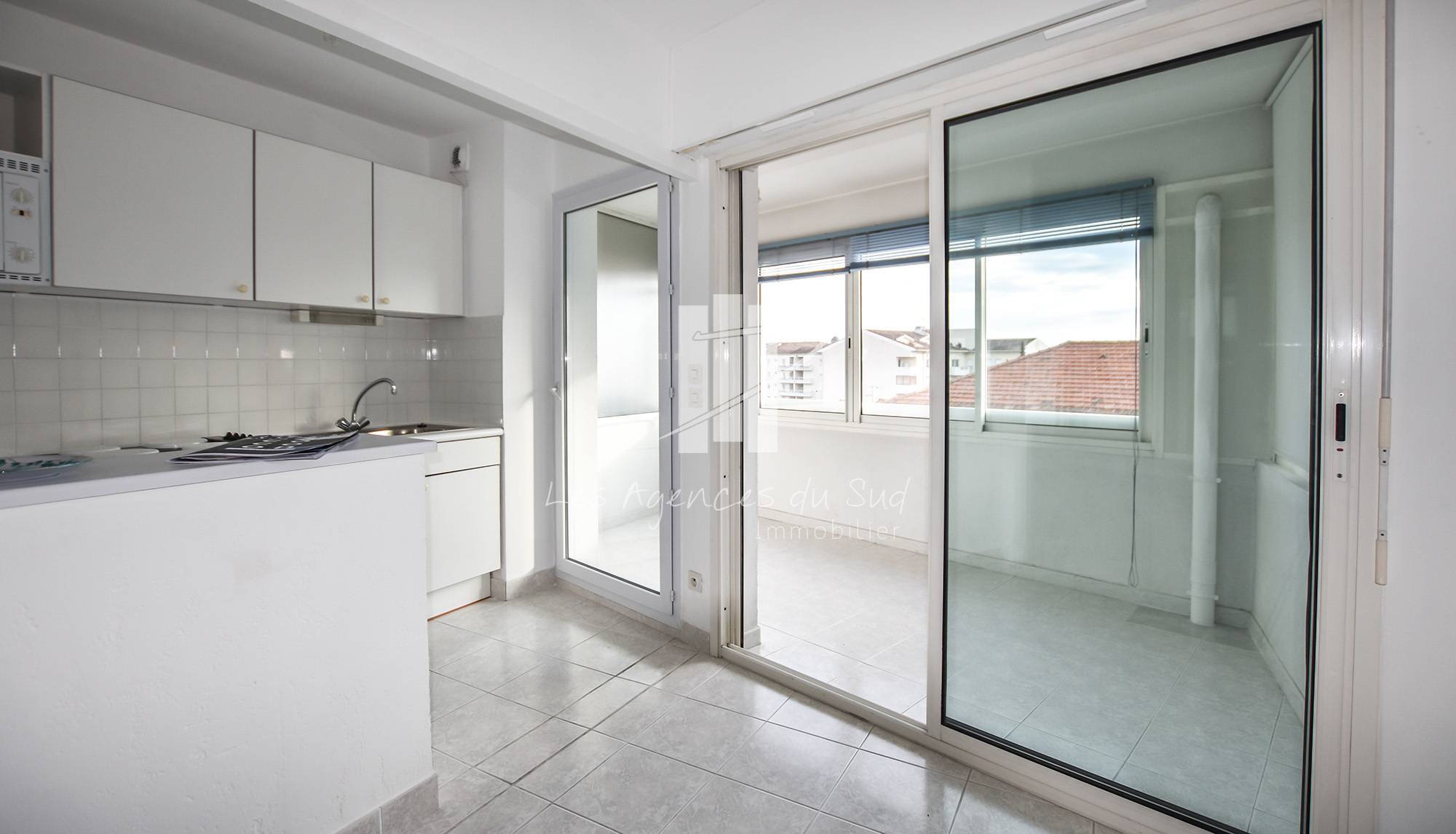 APPARTEMENT 2 PIECES A VENDRE CENTRE VILLE SAINT RAPHAEL BORD DE MER