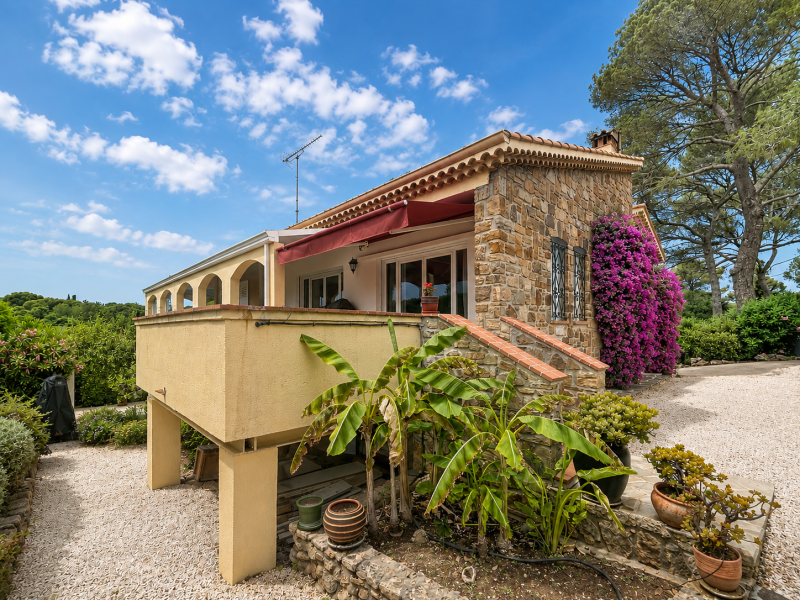 8 pièces 229 m² terrain 1055 m² - villa rénovée vue dominante parfaitement au calme à Boulouris