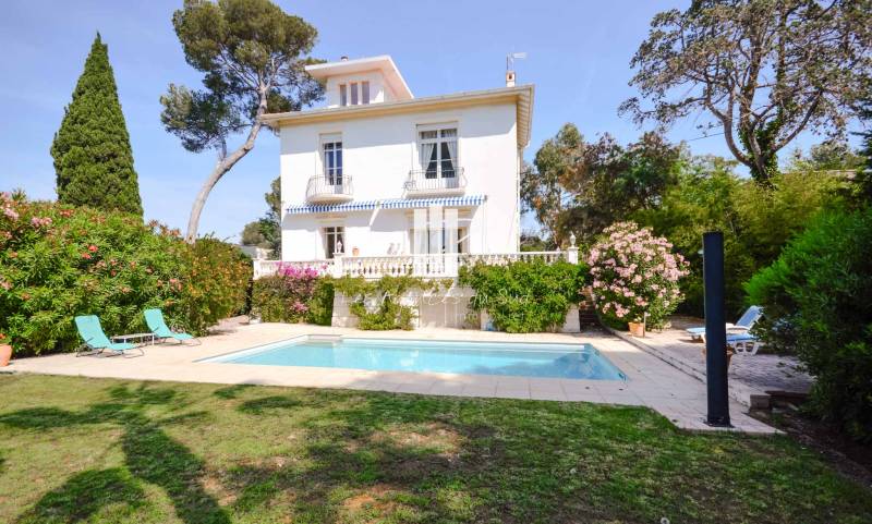 A VENDRE 9 PIÈCES 275 M² 2950 M² A VENDRE A SAINT-RAPHAEL BOULOURIS DEMEURE DE MAITRE