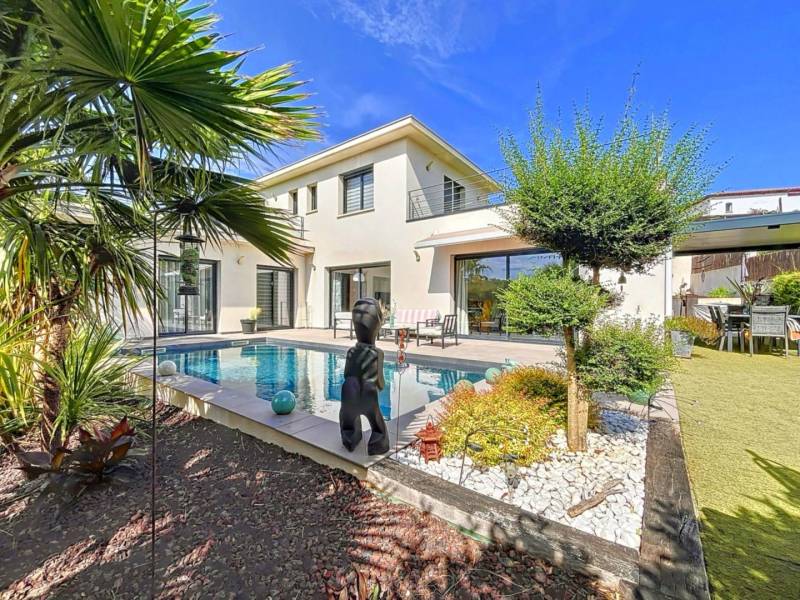 Villa contemporaine 5 pièces de 172m² piscine, garage – Calme absolu, proche plage et centre