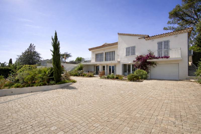À VENDRE BELLE VILLA AUX PRESTATIONS DE QUALITÉS VUES MER À QUELQUES PAS DES COMMERCES DE BOULOURIS