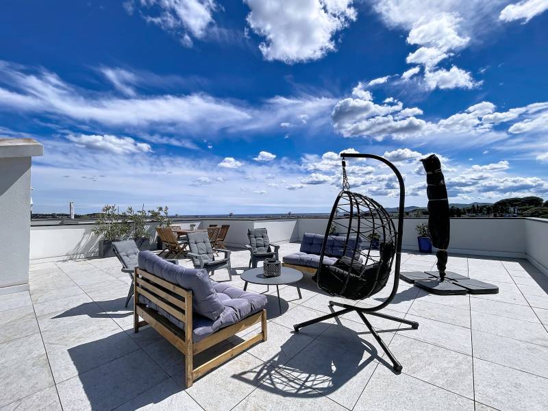 Appartement 4 pièces 92 m² dernier étage vue jusqu'à la mer et toit terrasse