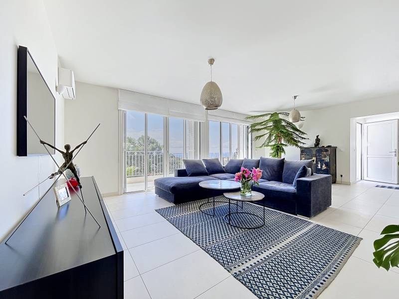À VENDRE BELLE VILLA AUX PRESTATIONS DE QUALITÉS VUES MER À QUELQUES PAS DES COMMERCES DE BOULOURIS