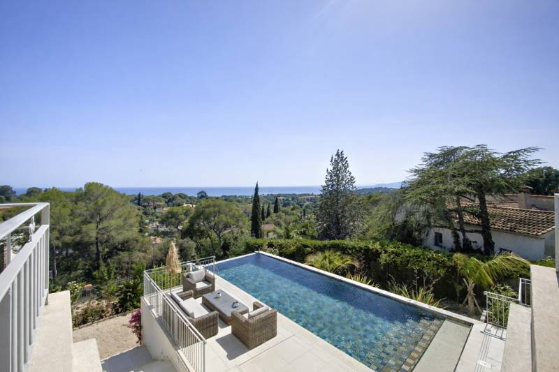 À VENDRE BELLE VILLA AUX PRESTATIONS DE QUALITÉS VUES MER À QUELQUES PAS DES COMMERCES DE BOULOURIS