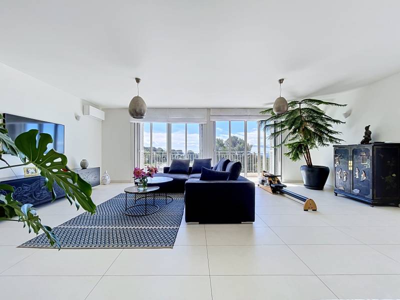 À VENDRE BELLE VILLA AUX PRESTATIONS DE QUALITÉS VUES MER À QUELQUES PAS DES COMMERCES DE BOULOURIS