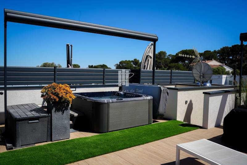 A VENDRE APPARTEMENT TYPE 3 PIECES RENOVATION D'ARCHITECTE A BOULOURIS SANTA LUCIA AVEC SOLARIUM ET SAUNA