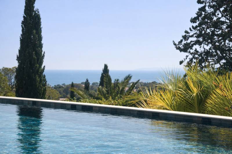 À VENDRE BELLE VILLA AUX PRESTATIONS DE QUALITÉS VUES MER À QUELQUES PAS DES COMMERCES DE BOULOURIS