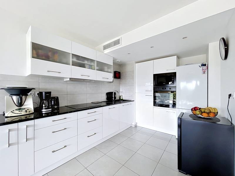 Appartement 4 pièces 92 m² dernier étage vue jusqu'à la mer et toit terrasse