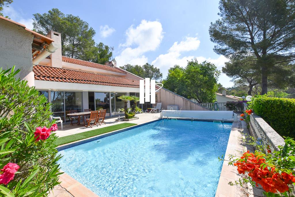 5 PIÈCES 205 M² VILLA TOUT À PIED BOULOURIS