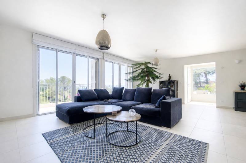 À VENDRE BELLE VILLA AUX PRESTATIONS DE QUALITÉS VUES MER À QUELQUES PAS DES COMMERCES DE BOULOURIS