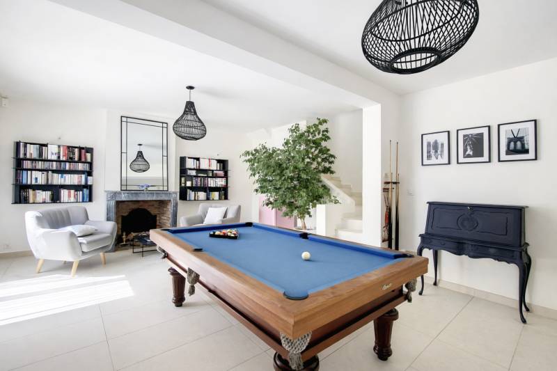 À VENDRE BELLE VILLA AUX PRESTATIONS DE QUALITÉS VUES MER À QUELQUES PAS DES COMMERCES DE BOULOURIS