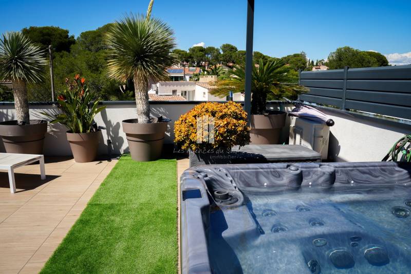 A VENDRE APPARTEMENT TYPE 3 PIECES RENOVATION D'ARCHITECTE A BOULOURIS SANTA LUCIA AVEC SOLARIUM ET SAUNA