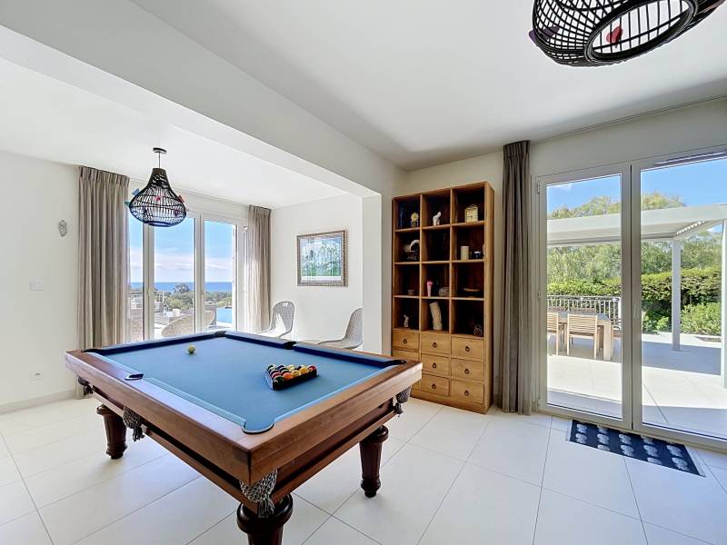 À VENDRE BELLE VILLA AUX PRESTATIONS DE QUALITÉS VUES MER À QUELQUES PAS DES COMMERCES DE BOULOURIS
