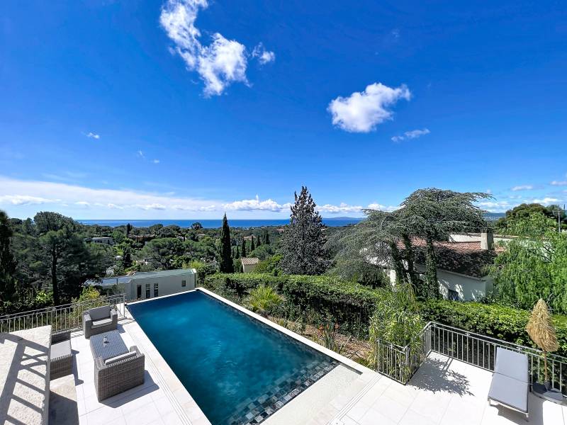 À VENDRE BELLE VILLA AUX PRESTATIONS DE QUALITÉS VUES MER À QUELQUES PAS DES COMMERCES DE BOULOURIS
