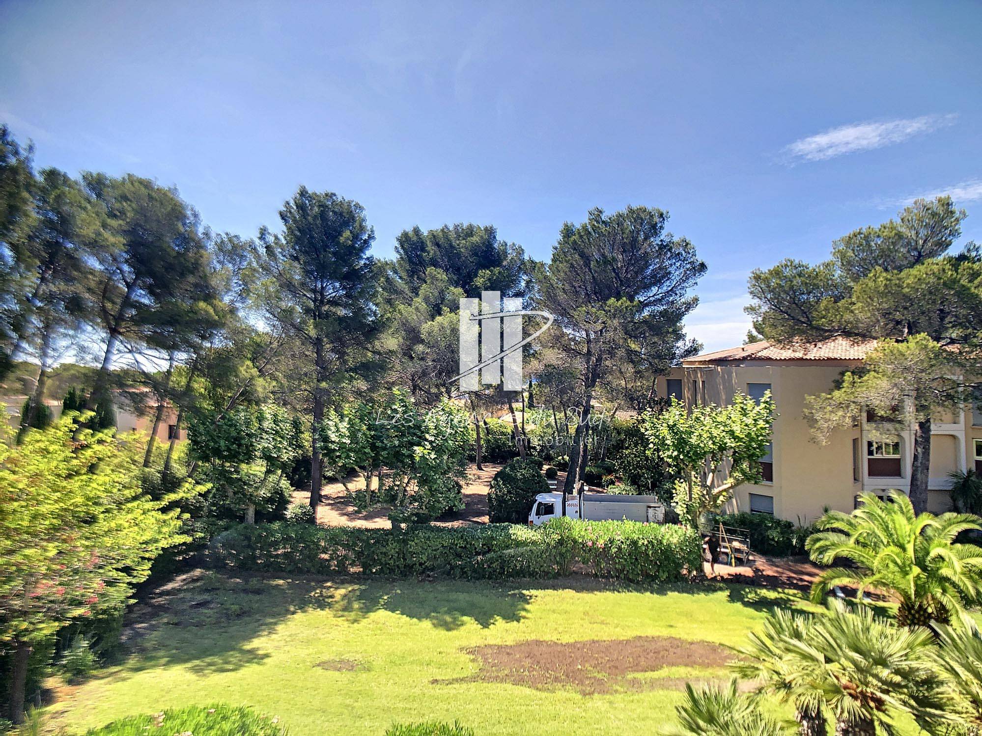 A VENDRE APPARTEMENT 2 PIECES AVEC TERRASSE PROCHE COMMERCES ET PLAGES DE BOULOURIS