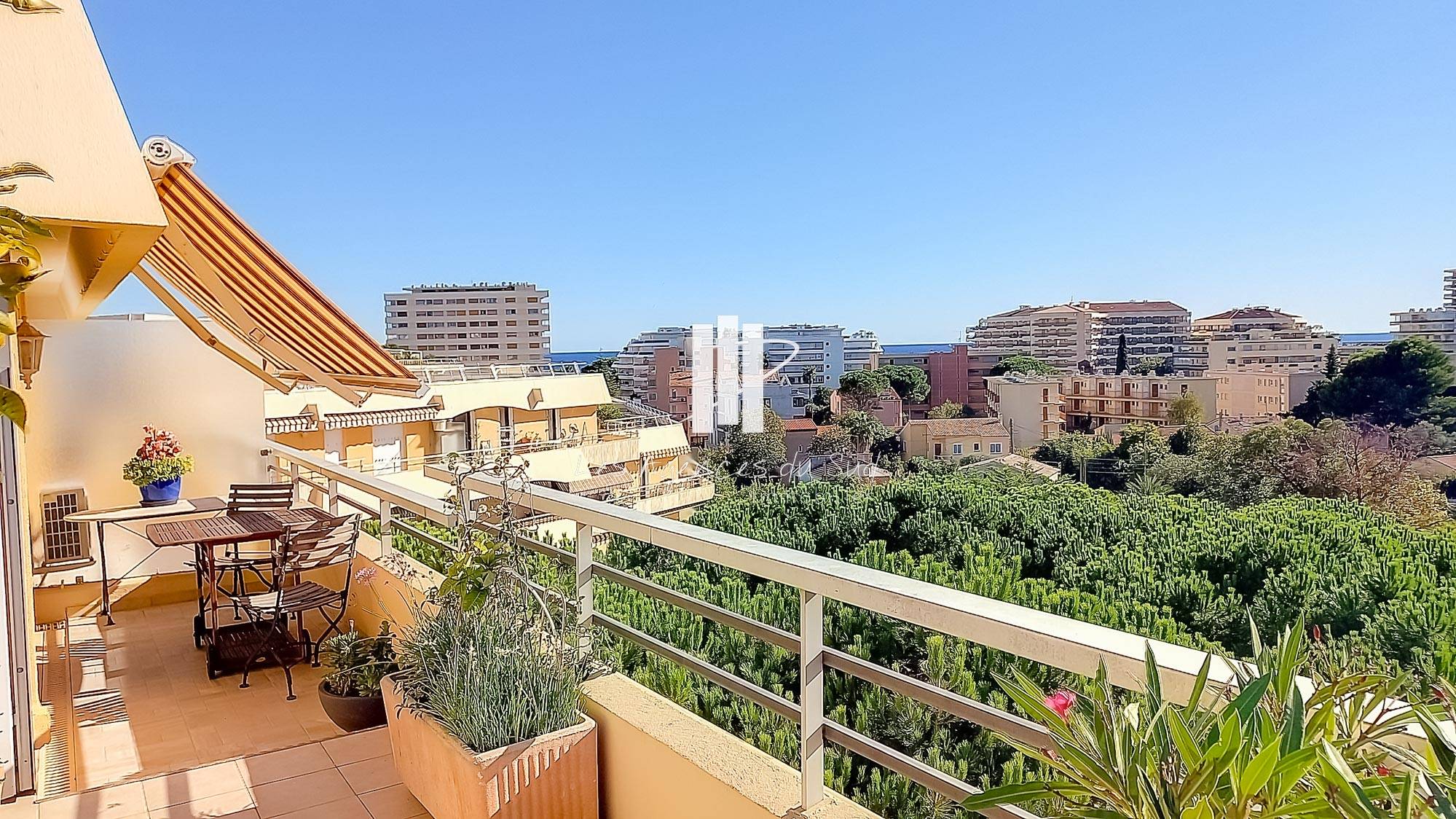A VENDRE 2 PIÈCES 51.2 M² EN DERNIER ETAGE FREJUS PLAGE AVEC TERRASSE DE 90M2