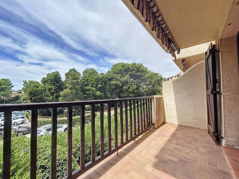 A VENDRE APPARTEMENT T3 EN DUPLEX SUR BOULOURIS PRES DES PLAGES AVEC PISCINE DANS LA RESIDENCE