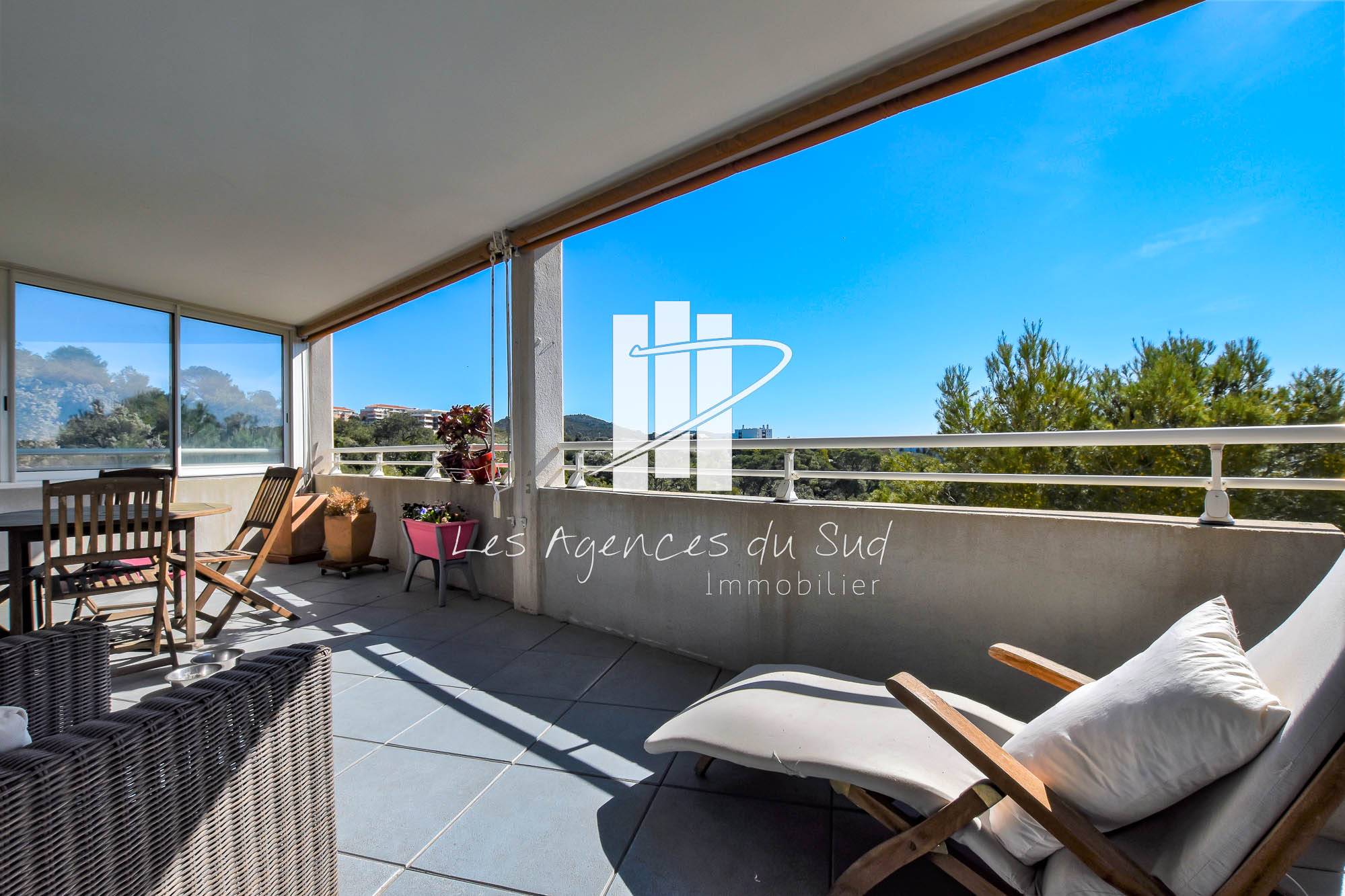VENDU - APPARTEMENT FAMILIALE T4 AVEC TERRASSE ET STATIONNEMENTS A VENDRE PROCHE ECOLES ET COMMERCES A ST RAPHAEL