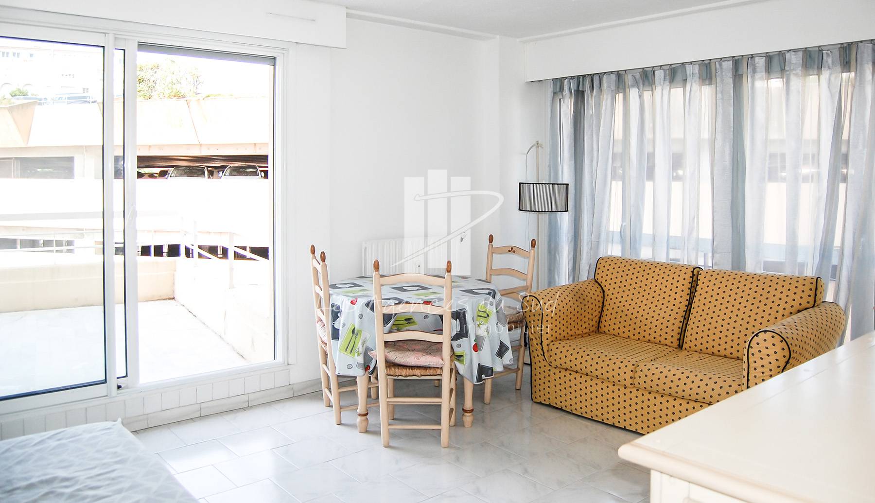 APPARTEMENT DE 2 PIECES A VENDRE A SAINT RAPHAEL TRIANGLE D'OR BORD DE MER