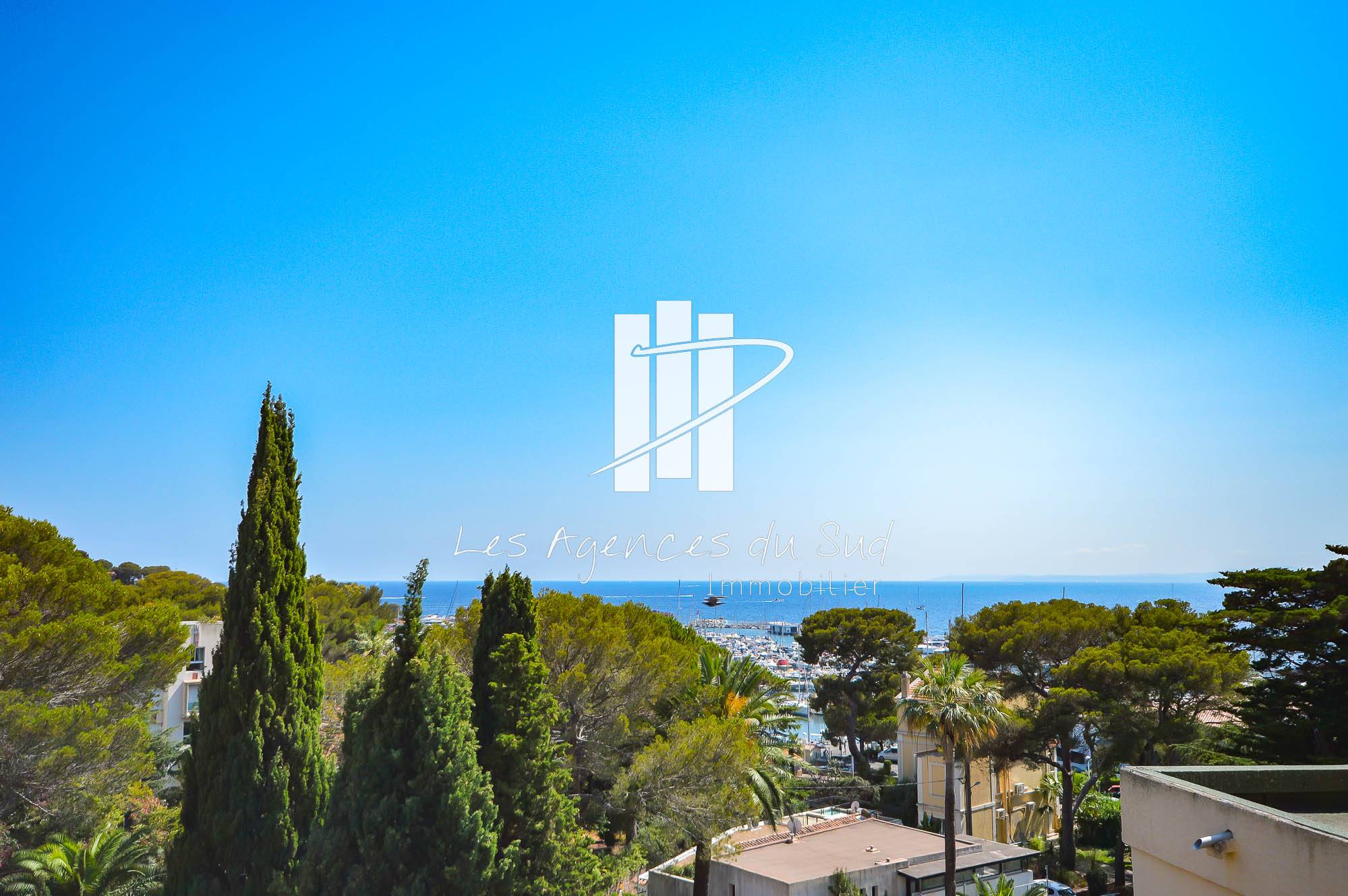 APPARTEMENT 2 PIECES AVEC TERRASSE VUE MER FACE AU PORT DE SANTA LUCIA A ST RAPHAEL
