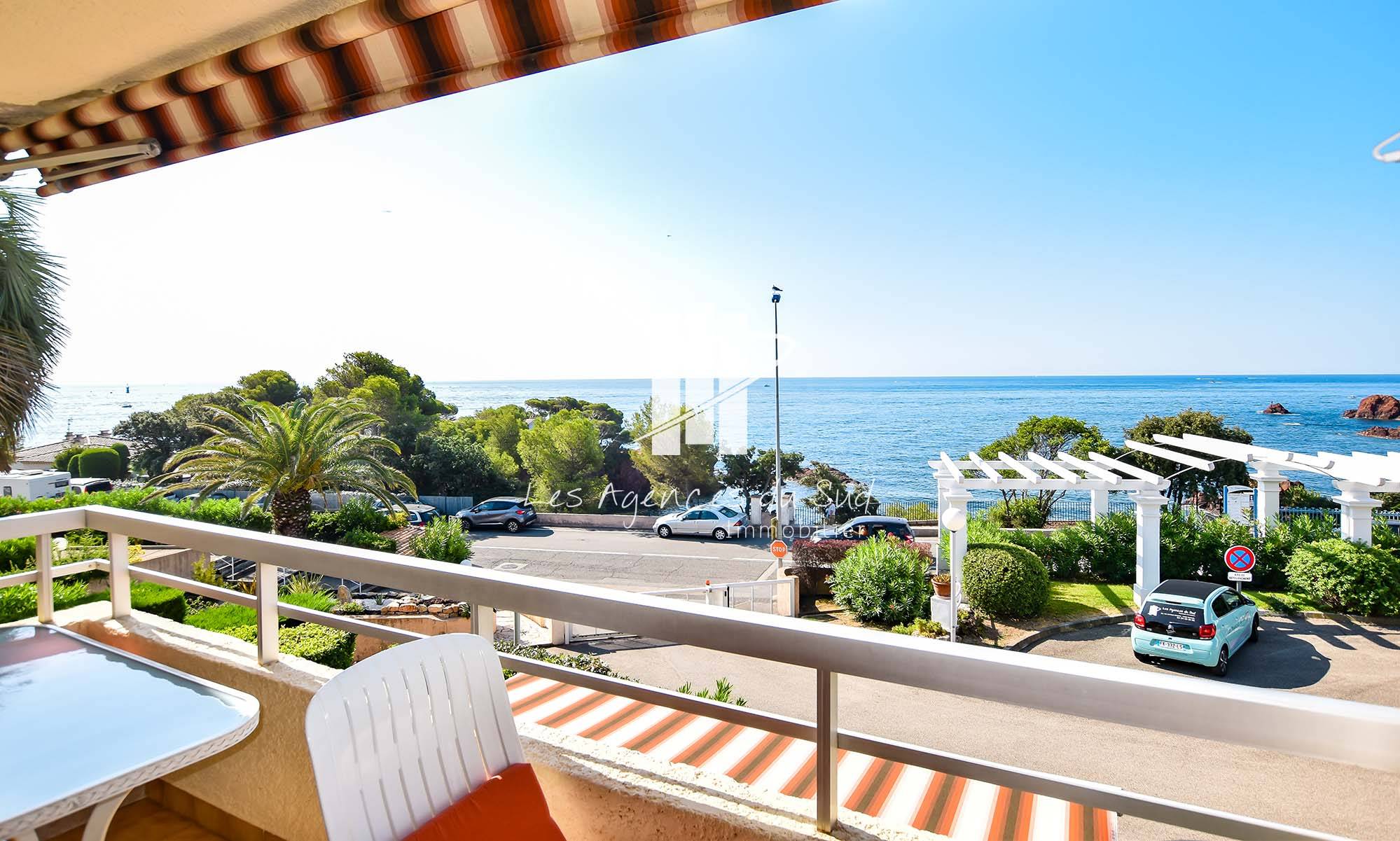 appartement pied dans l'eau a vendre a agay