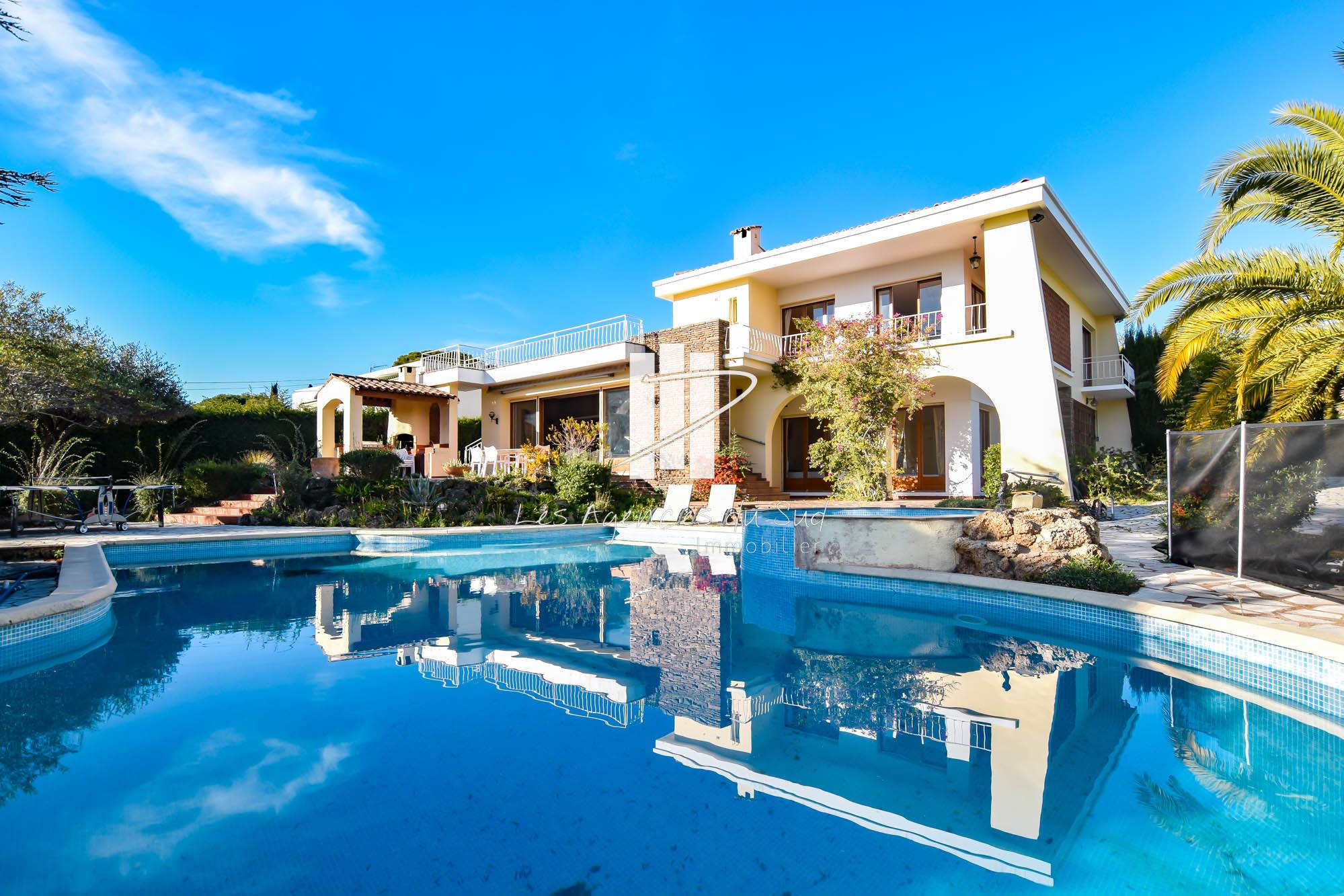 VENDU - SUR BOULOURIS SAINT-RAPHAEL UNE VILLA AVEC 5 CHAMBRES PISCINE GARAGE ET DE NOMBREUSES TERRASSES QUARTIER RESIDENTIEL