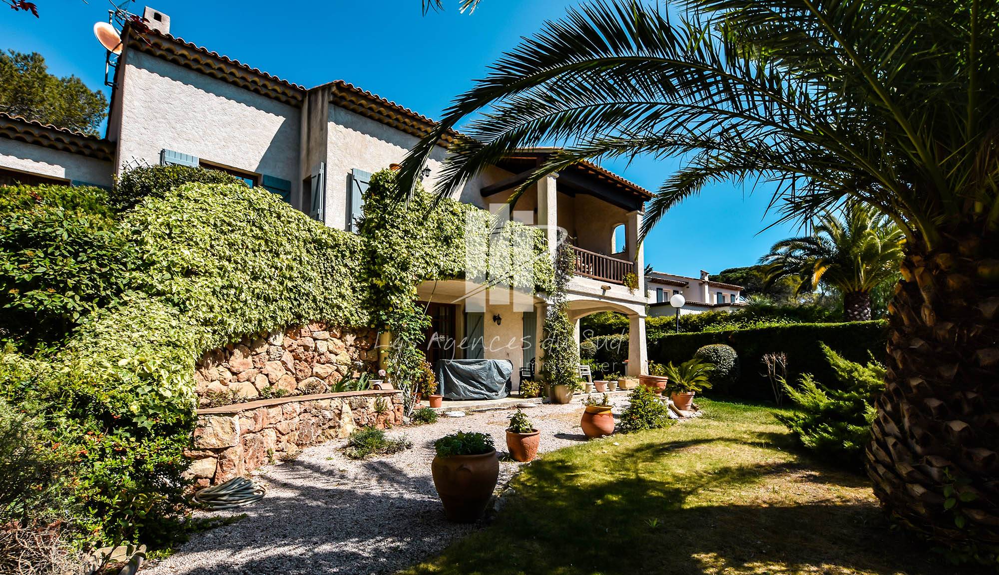 A VENDRE MAISON A FREJUS 2 APPARTEMENTS PROCHE DES GOLFS