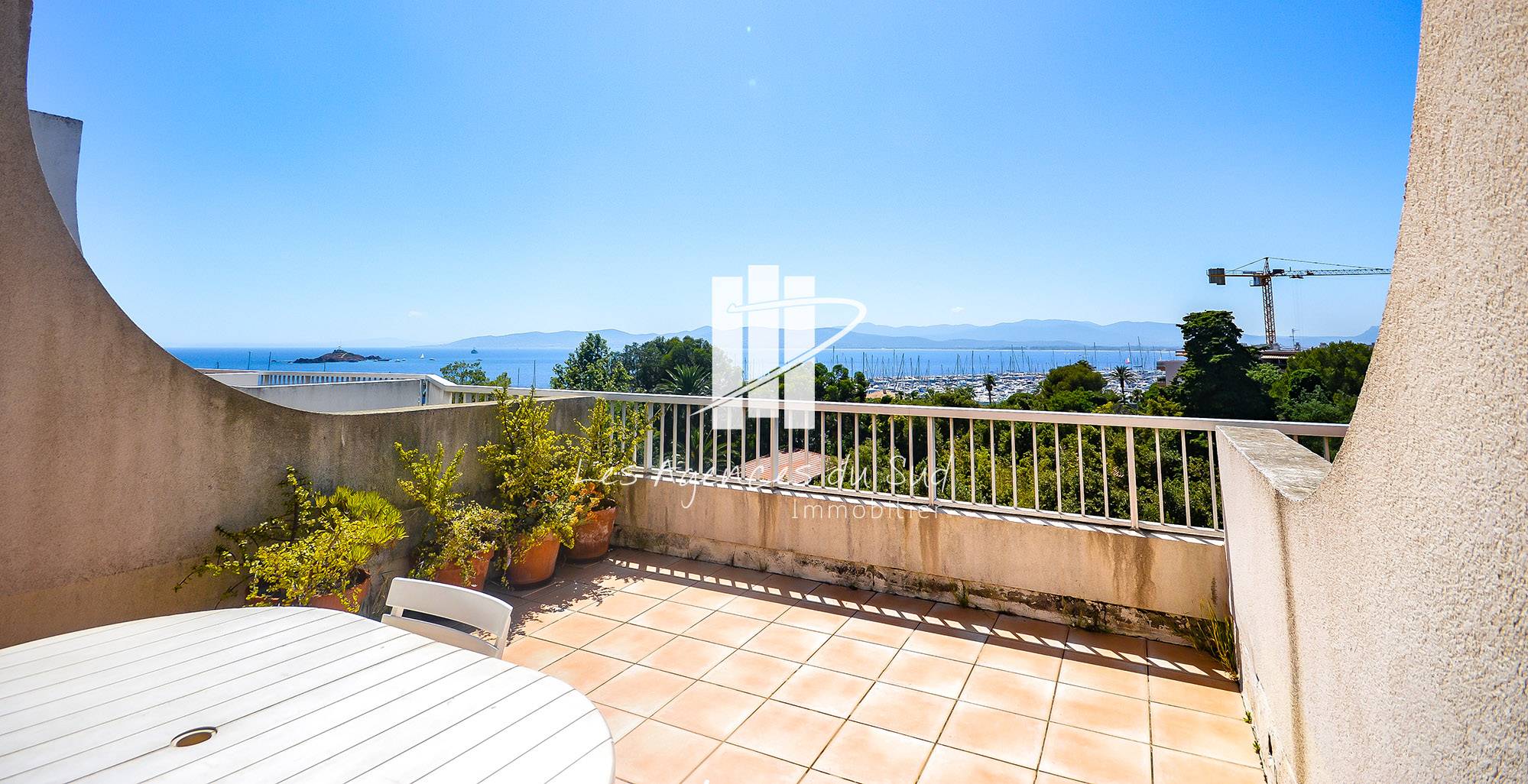 VENDU - APPARTEMENT DUPLEX 2 PIECES VUE MER PANORAMIQUE EN VENTE FACE AU PORT DE SANTA-LUCIA A SAINT RAPHAEL