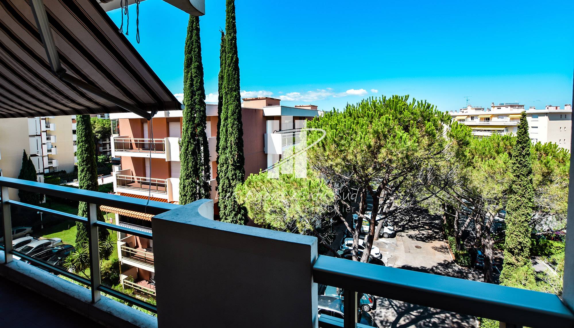 VENDU - APPARTEMENT F1 / STUDIO AVEC TERRASSE A SAINT-RAPHAËL DANS RÉSIDENCE SÉCURISÉE PROCHE DU CENTRE-VILLE ET DU BORD DE MER