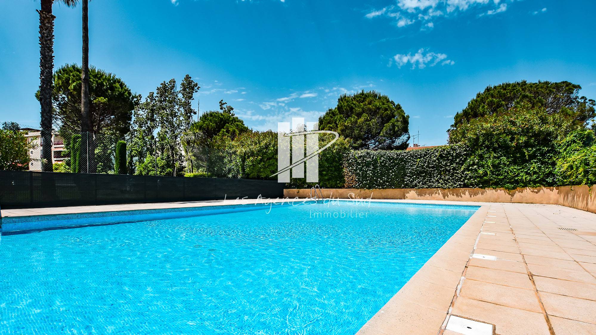 VENDU - APPARTEMENT / STUDIO 1 PIÈCE A SAINT-RAPHAËL AU CŒUR DU CENTRE-VILLE, PROCHE DU FRONT DE MER ET DES PLAGES DANS RÉSIDENCE AVEC PISCINE