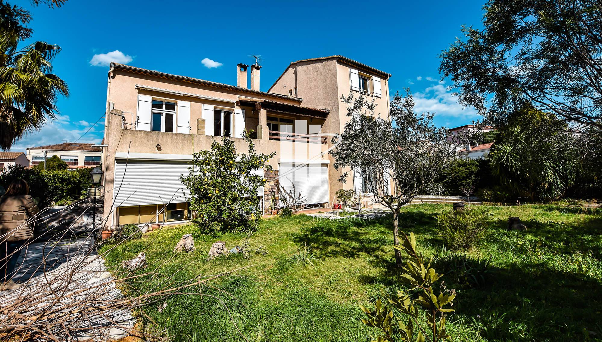 VENDU - MAISON DE 9 PIÈCES ENTIÈREMENT RÉNOVÉE A SEULEMENT 10 MINUTES A PIEDS DU CENTRE-VILLE DE SAINT-RAPHAËL