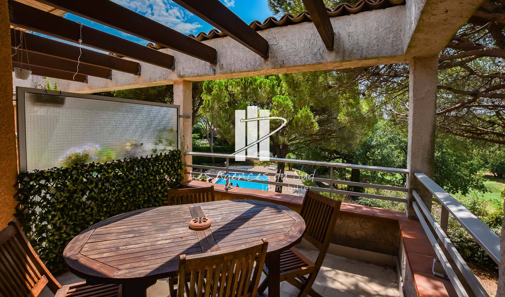 T2 TERRASSE ET PARKING A VENDRE COEUR DES GOLFS DE VALESCURE A ST RAPHAEL