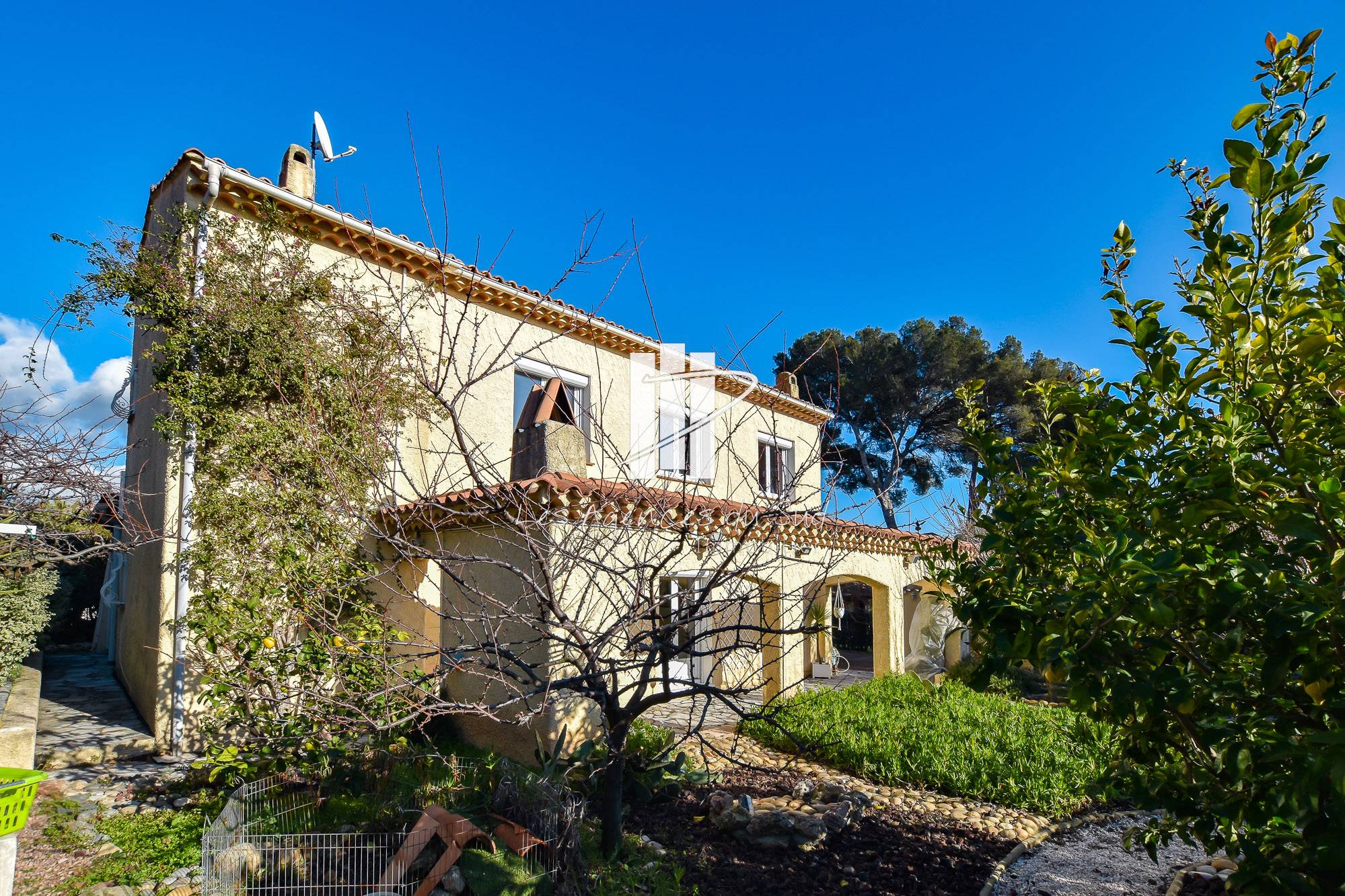 VENDU - VILLA 5 PIECES AVEC TERRAIN PISCINABLE A VENDRE AUX PLAINES A ST RAPHAEL