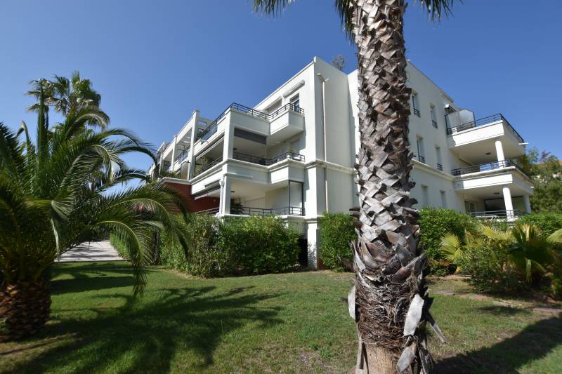 3 pièces 76 m²  BOULOURIS TOUT A PIED !