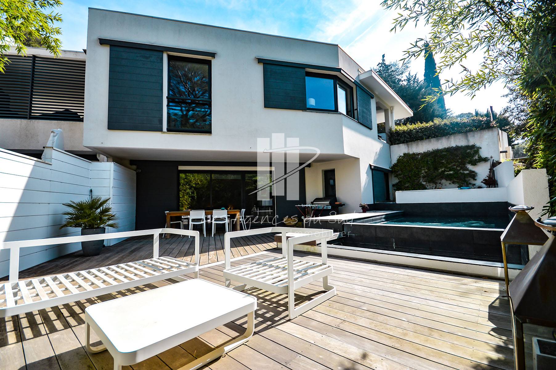 RECHERCHE VILLA CONTEMPORAINE 4 PIECES AVEC PISCINE A SAINT-RAPHAEL