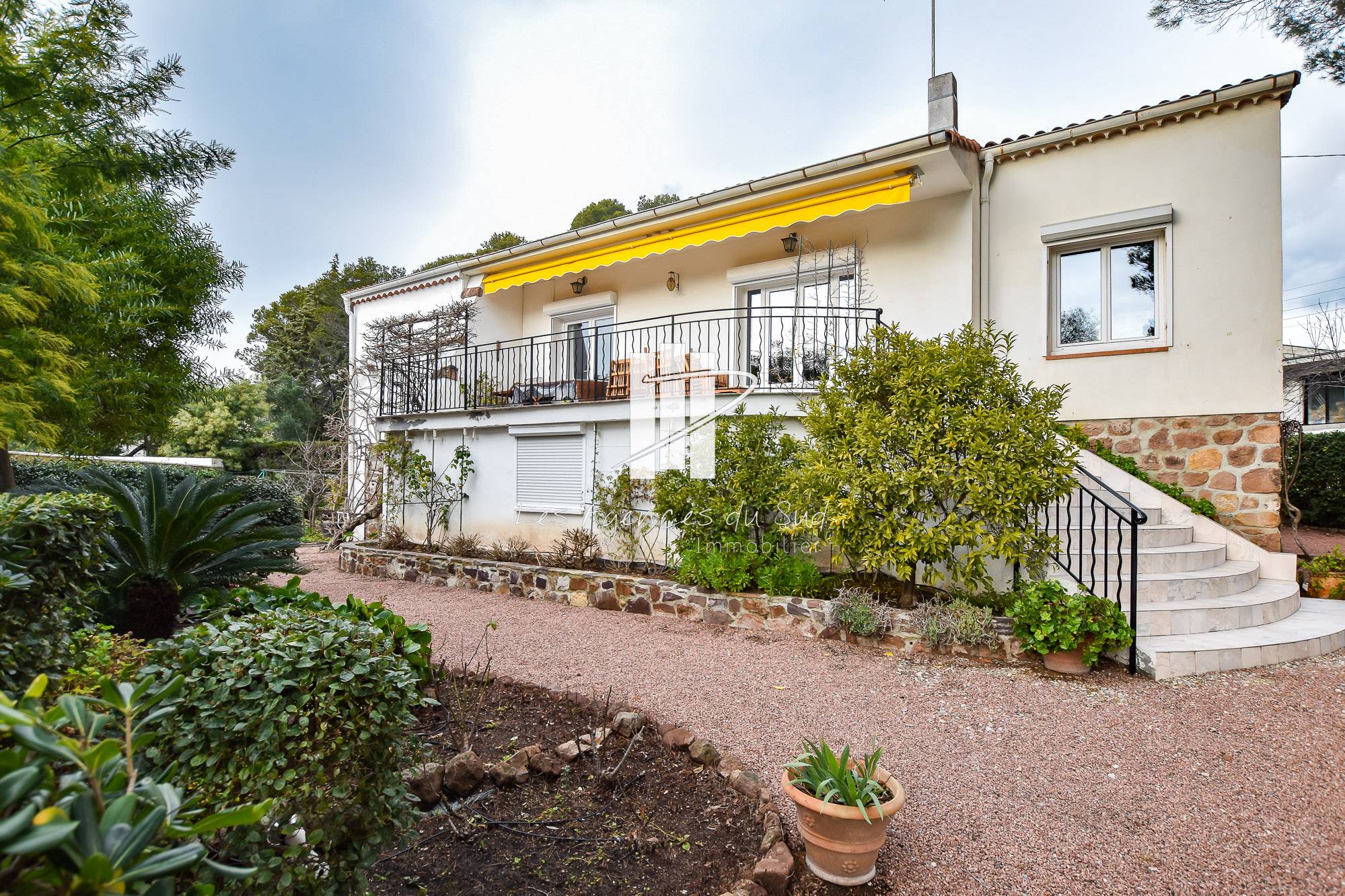 VENDU - MAISON DE 7 PIECES AVEC PISCINE SUR TERRAIN DIVISIBLE A VENDRE A BOULOURIS