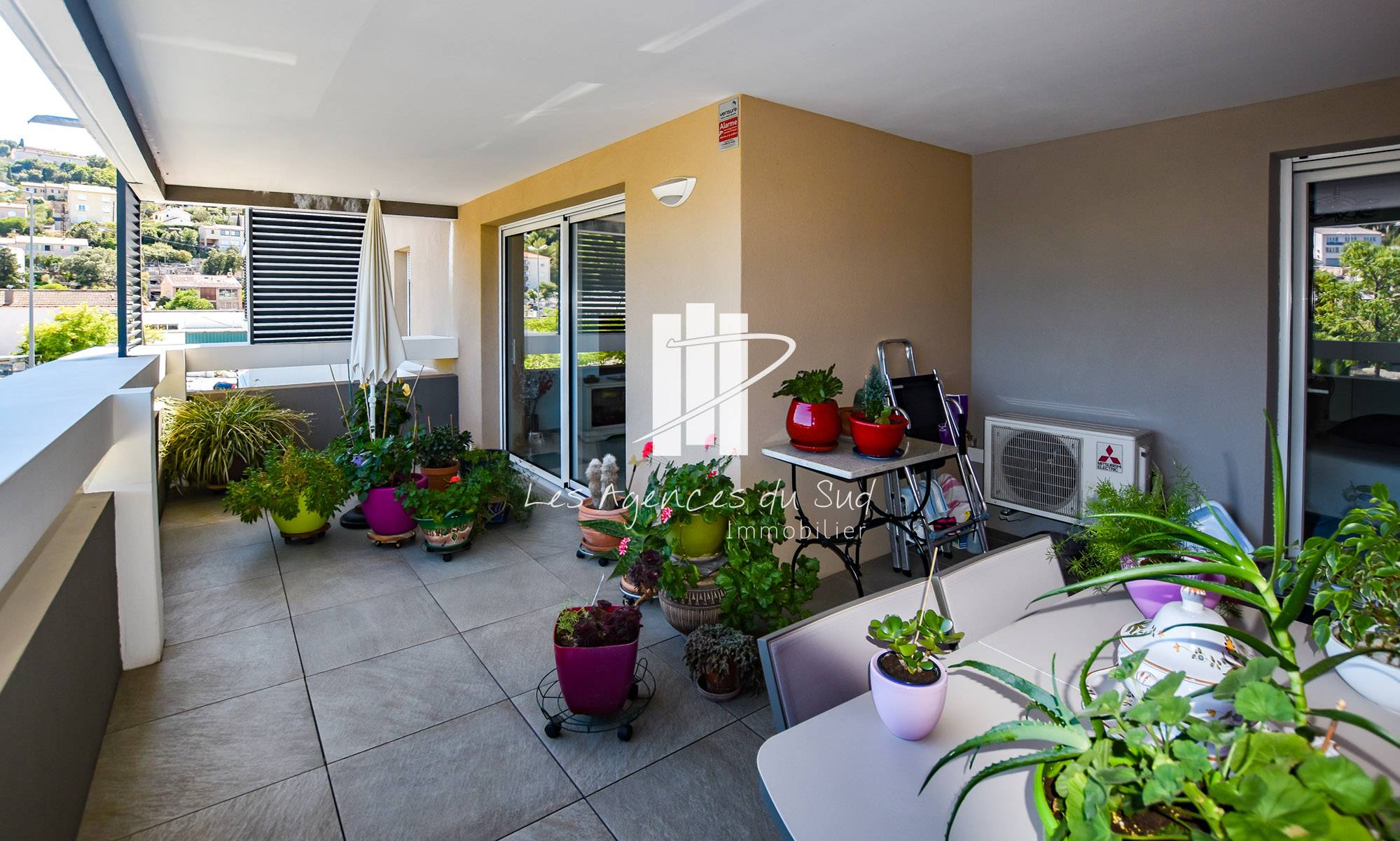 VENDU - GRAND 2 PIÈCES AVEC TERRASSE ET GARAGE A VENDRE CENTRE-VILLE DE SAINT-RAPHAËL