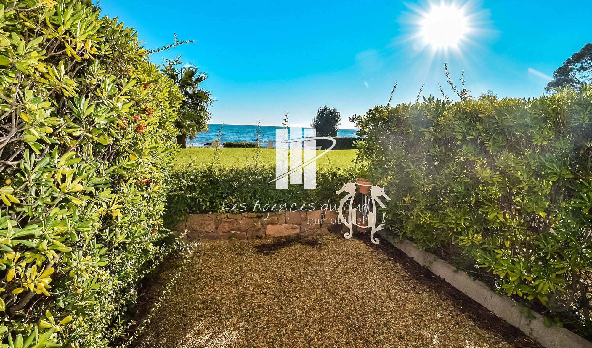 VENDU - STUDIO PIED DANS L'EAU AVEC TERRASSE ET PARKING A VENDRE ENTRE LE PORT SANTA-LUCIA ET BOULOURIS A ST RAPHAEL