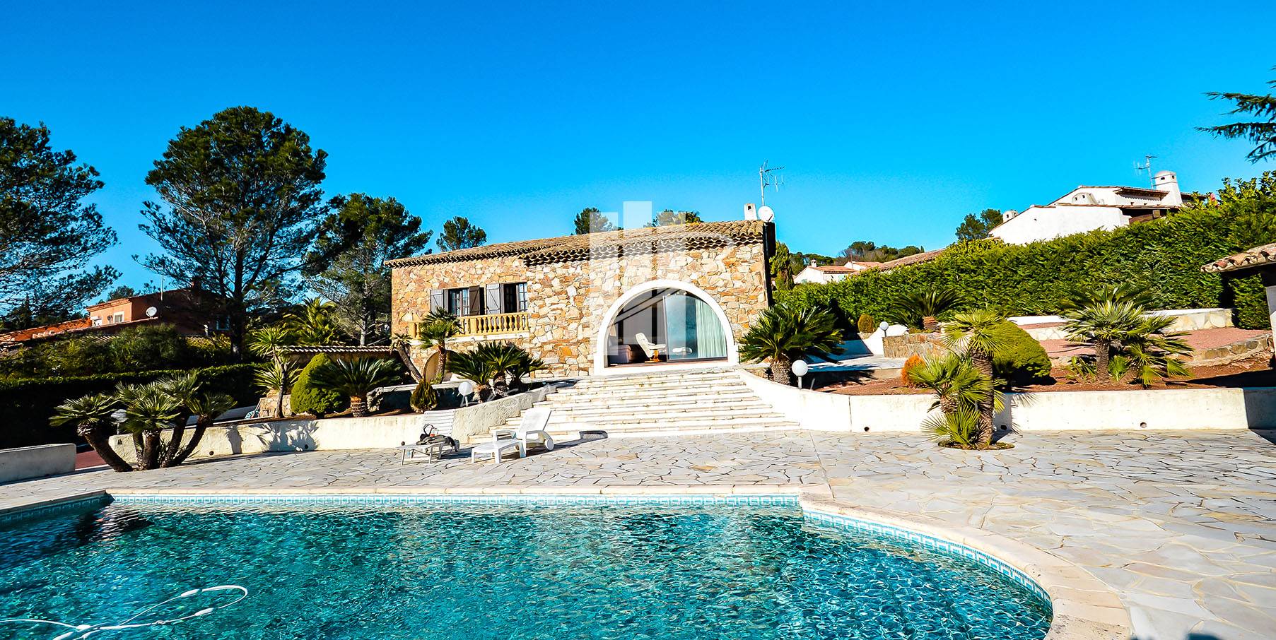 A VENDRE MAISON DE PRESTIGE 4 PIECES AVEC PISCINE ET JACUZZI A SAINT RAPHAEL VAR