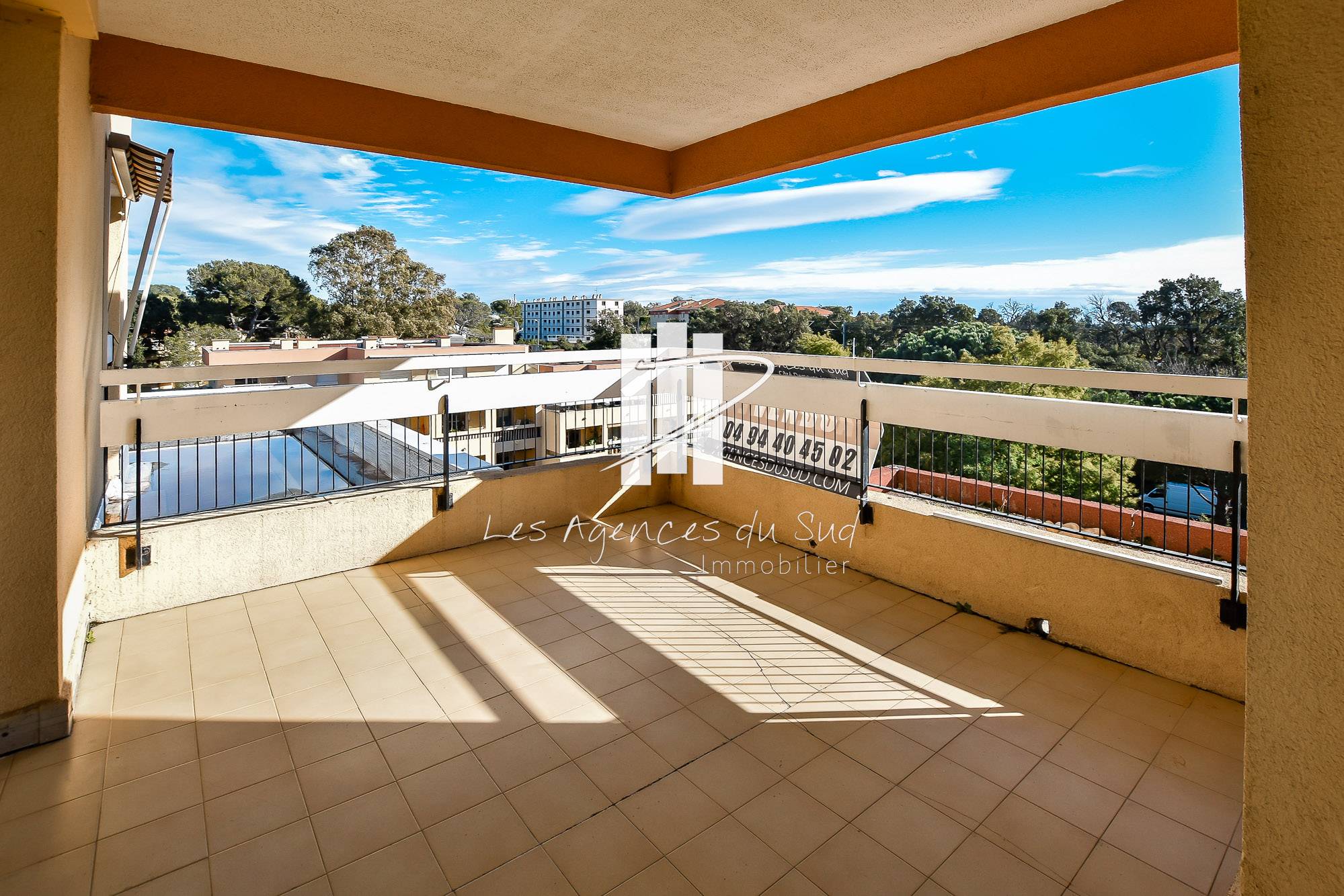 VENDU - APPARTEMENT 3 PIECES TERRASSE ET GARAGE EN VENTE A DEUX PAS DES PLAGES DE BOULOURIS - ST RAPHAËL