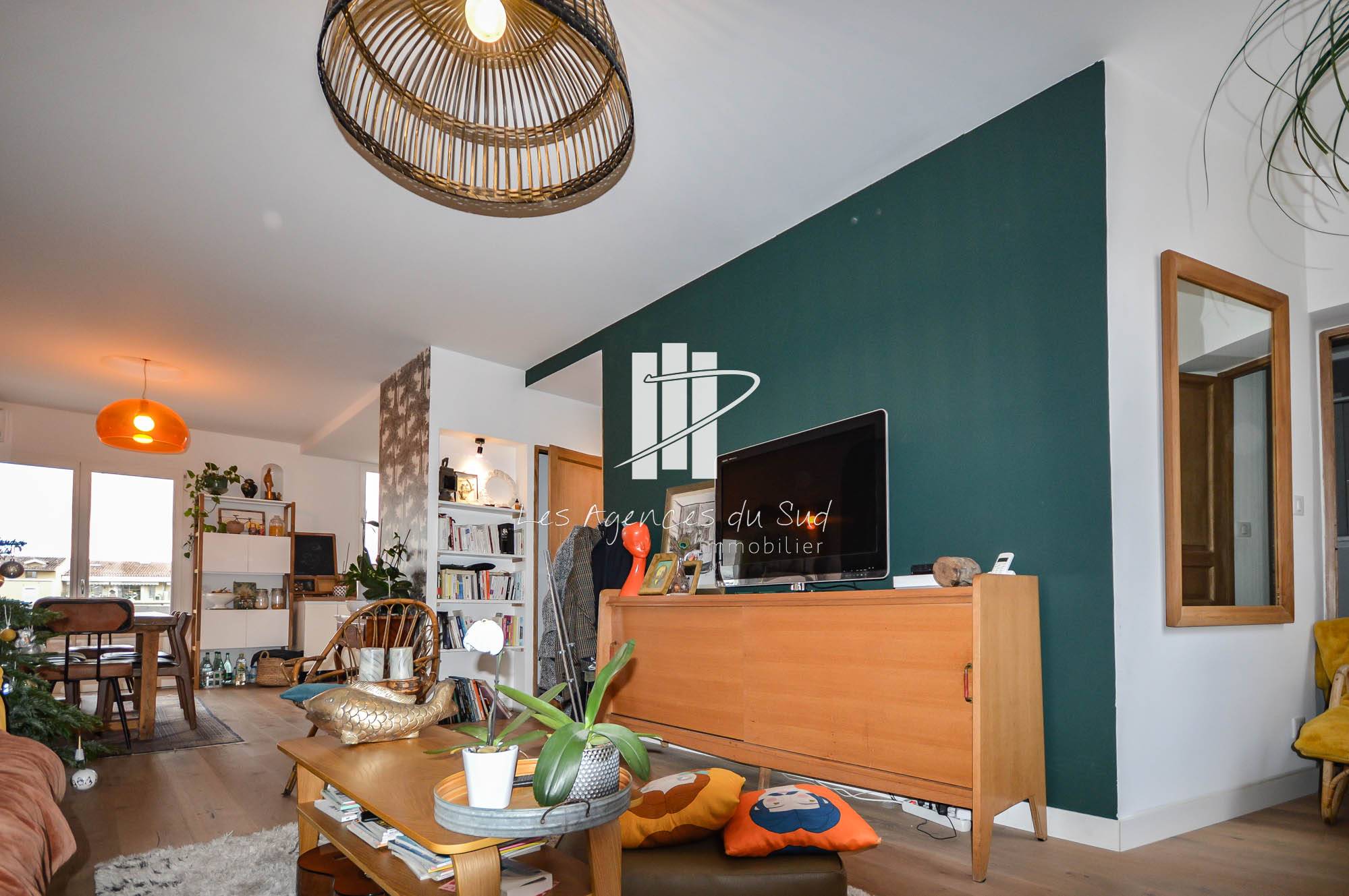 VENDU - SUPERBE APPARTEMENT 4 PIÈCES ENTIÈREMENT RÉNOVÉ AVEC BALCON DANS LE CŒUR DE VILLE DE SAINT-RAPHAËL A 5 MINUTES A PIED DU BORD DE MER