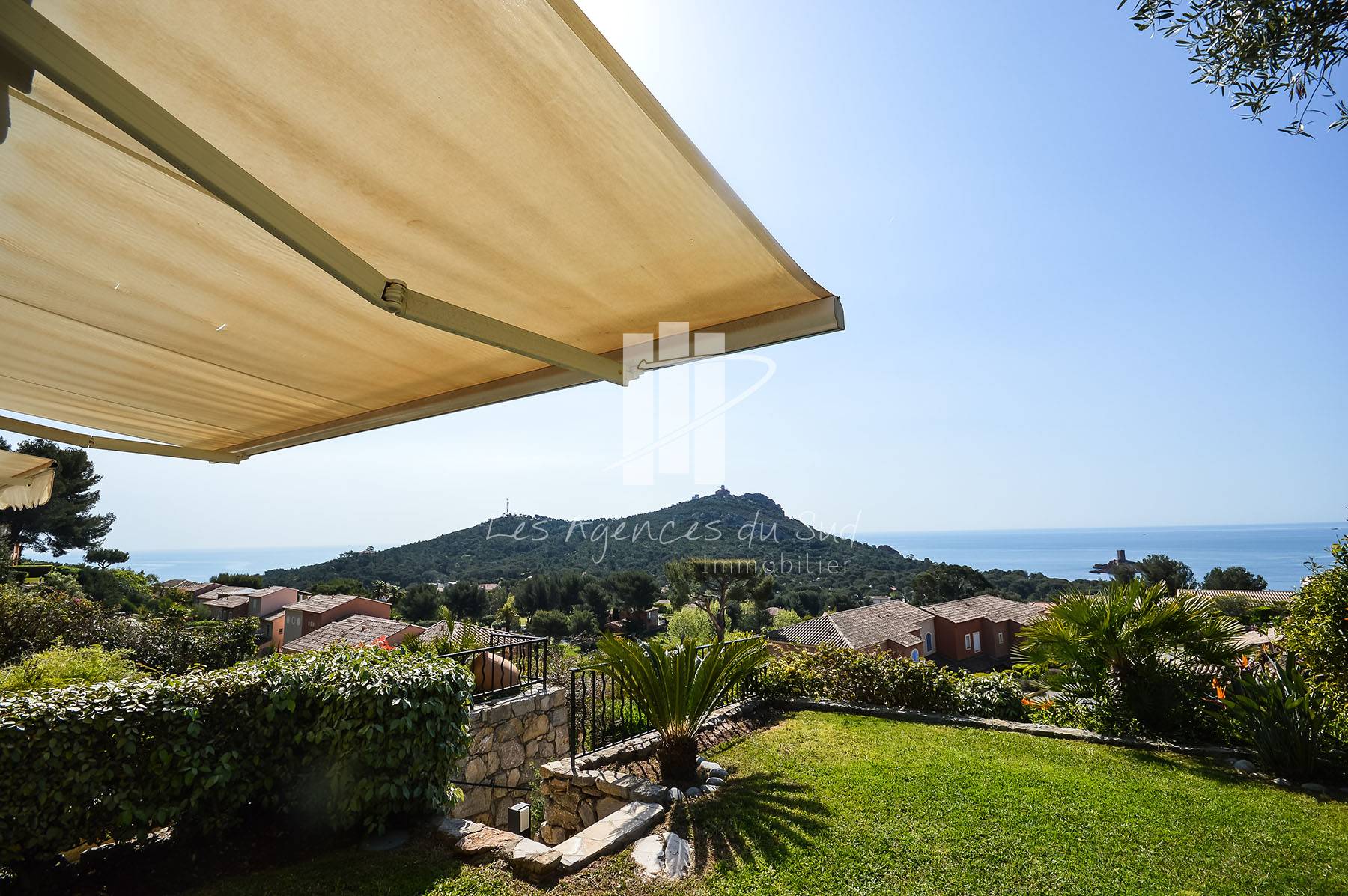 A VENDRE MAISON SAINT RAPHAËL 5 PIECES VUE MER