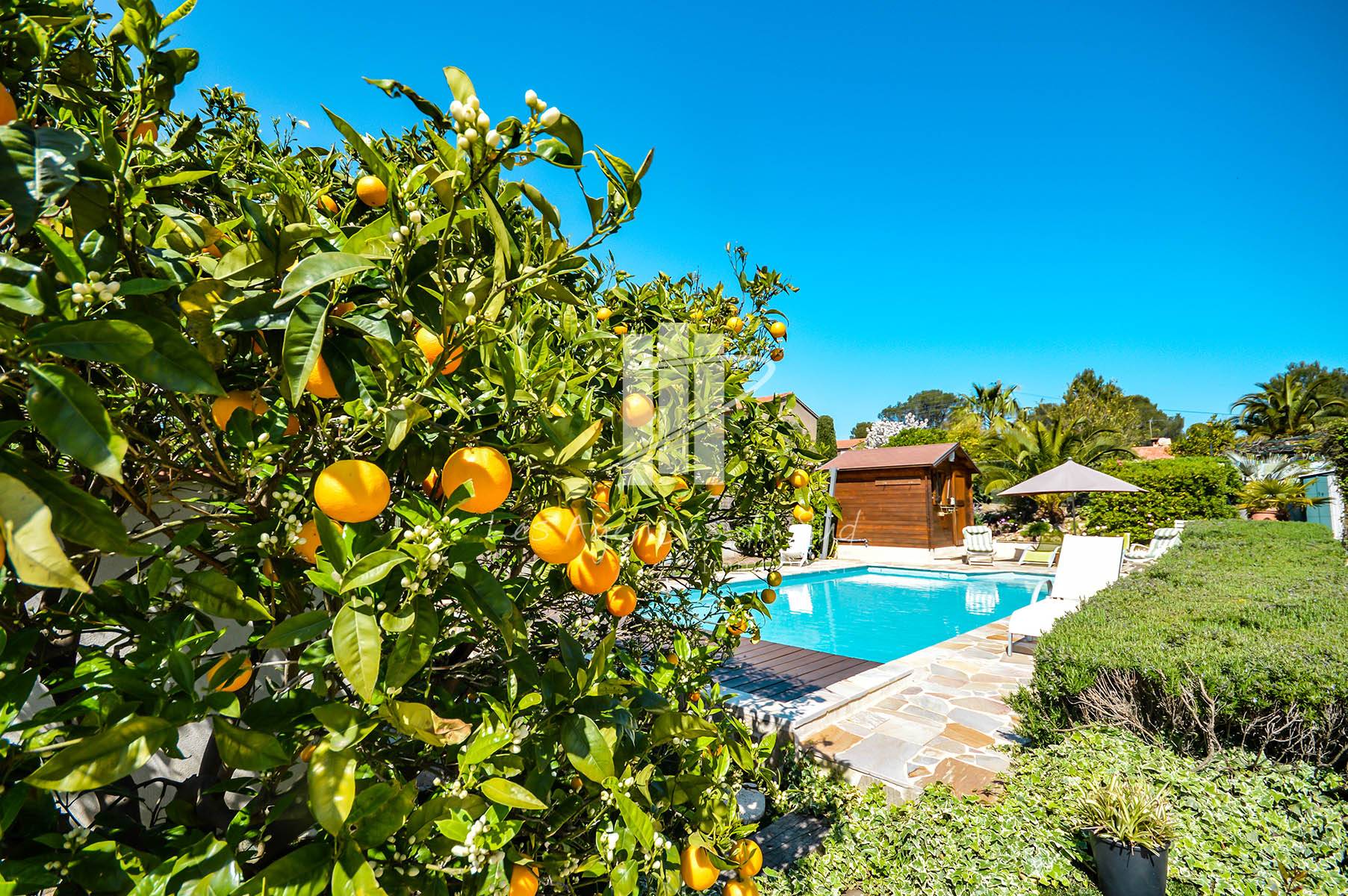 RECHERCHE MAISON A VENDRE DE 5 PIECES DIVISEE EN 2 APPARTEMENTS A SAINT RAPHAEL