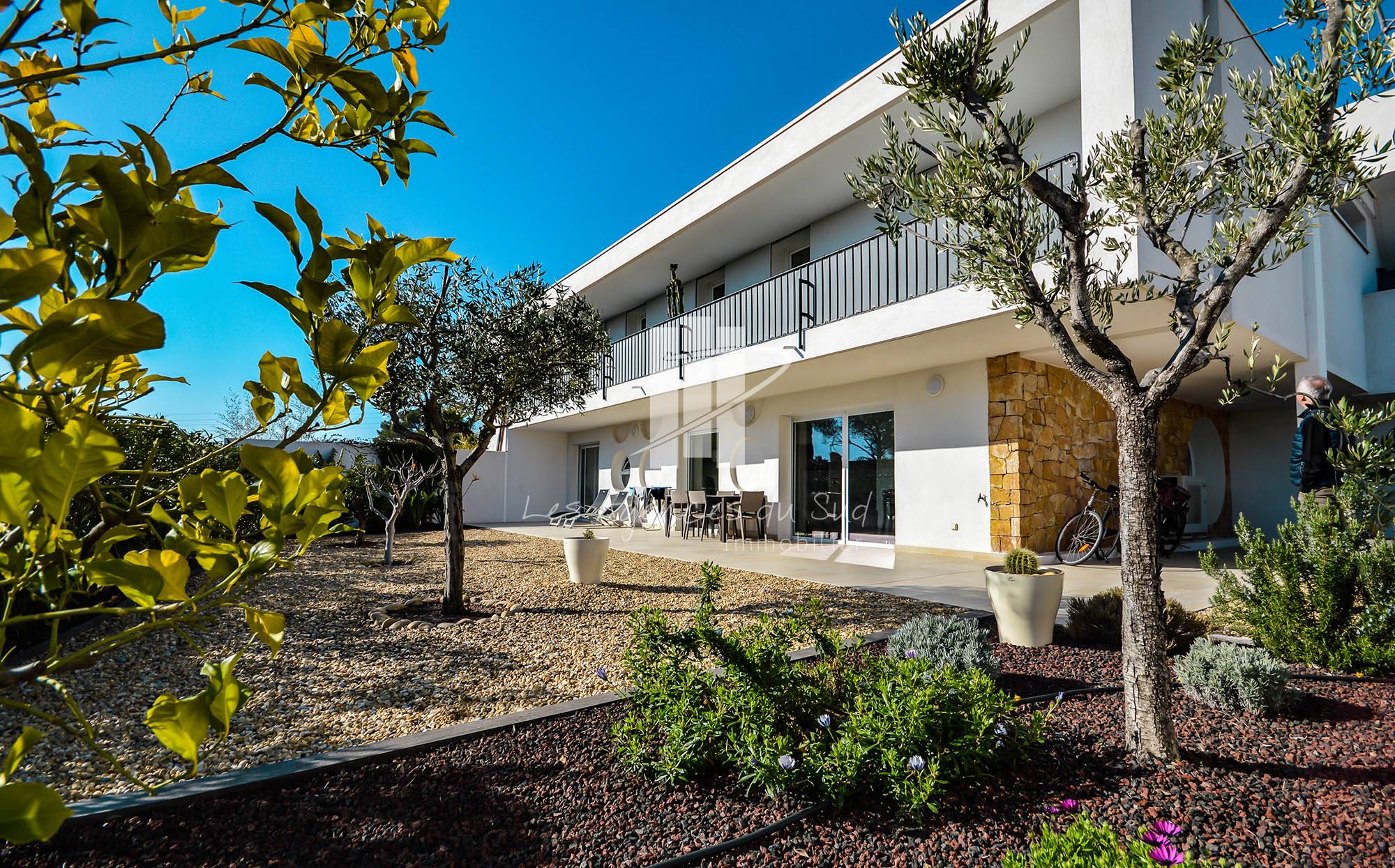 APPARTEMENT A VENDRE SAINT RAPHAEL 3 PIECES LUXE BORD DE MER