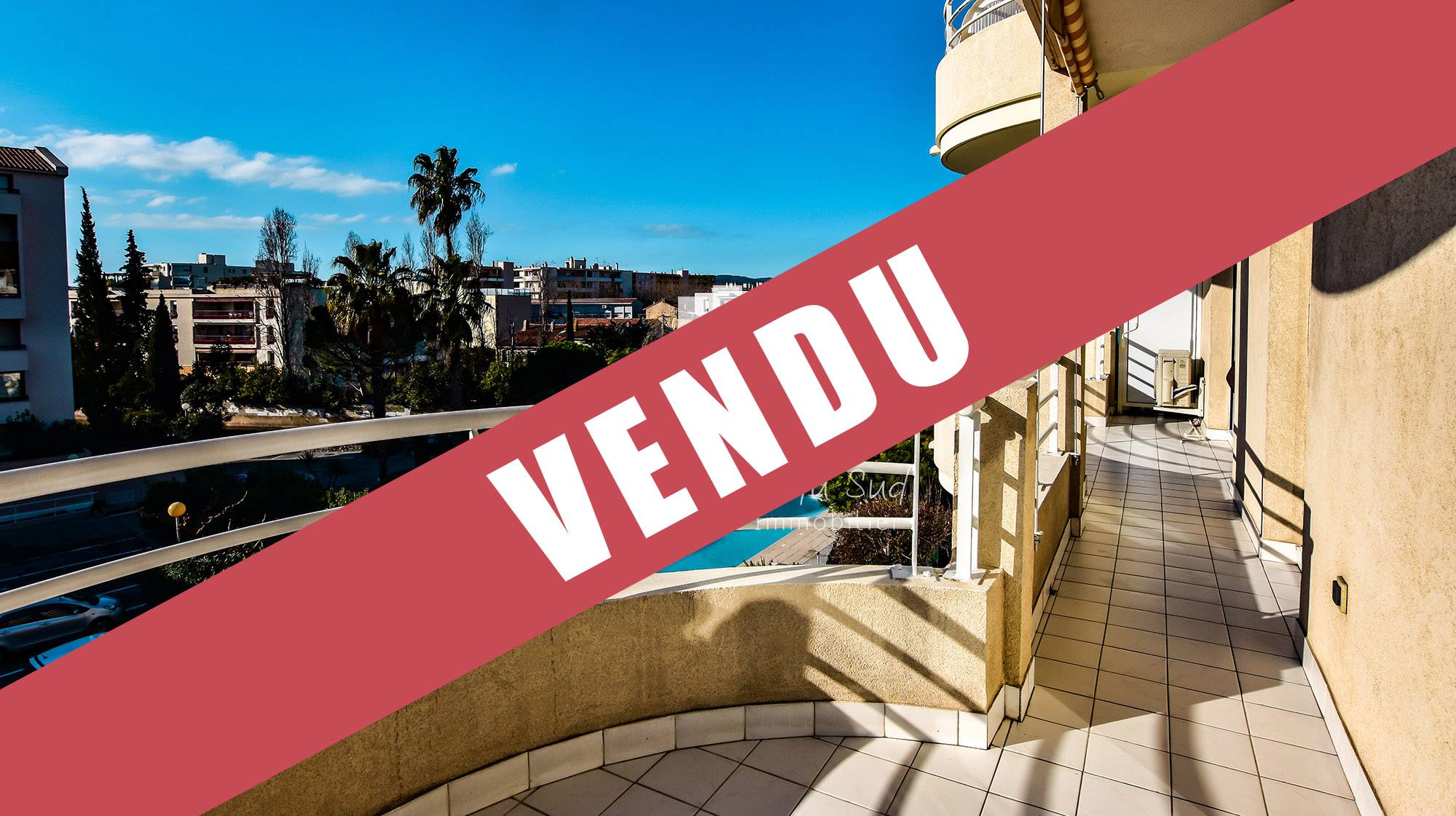 VENDU - APPARTEMENT 4 PIÈCES A SAINT-RAPHAËL DANS UNE RÉSIDENCE AVEC PISCINE AU CŒUR DU CENTRE-VILLE ET PROCHE DU BORD DE MER - APPARTEMENT AVEC TERRASSE, GARAGE ET PARKING