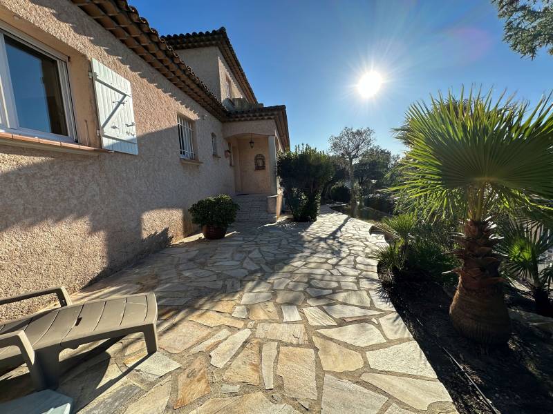 5 PIÈCES 180 M² 1156 M² SUPERBE VILLA TRADITIONNELLE EN BORDURE DES GOLFS DE VALESCURE !