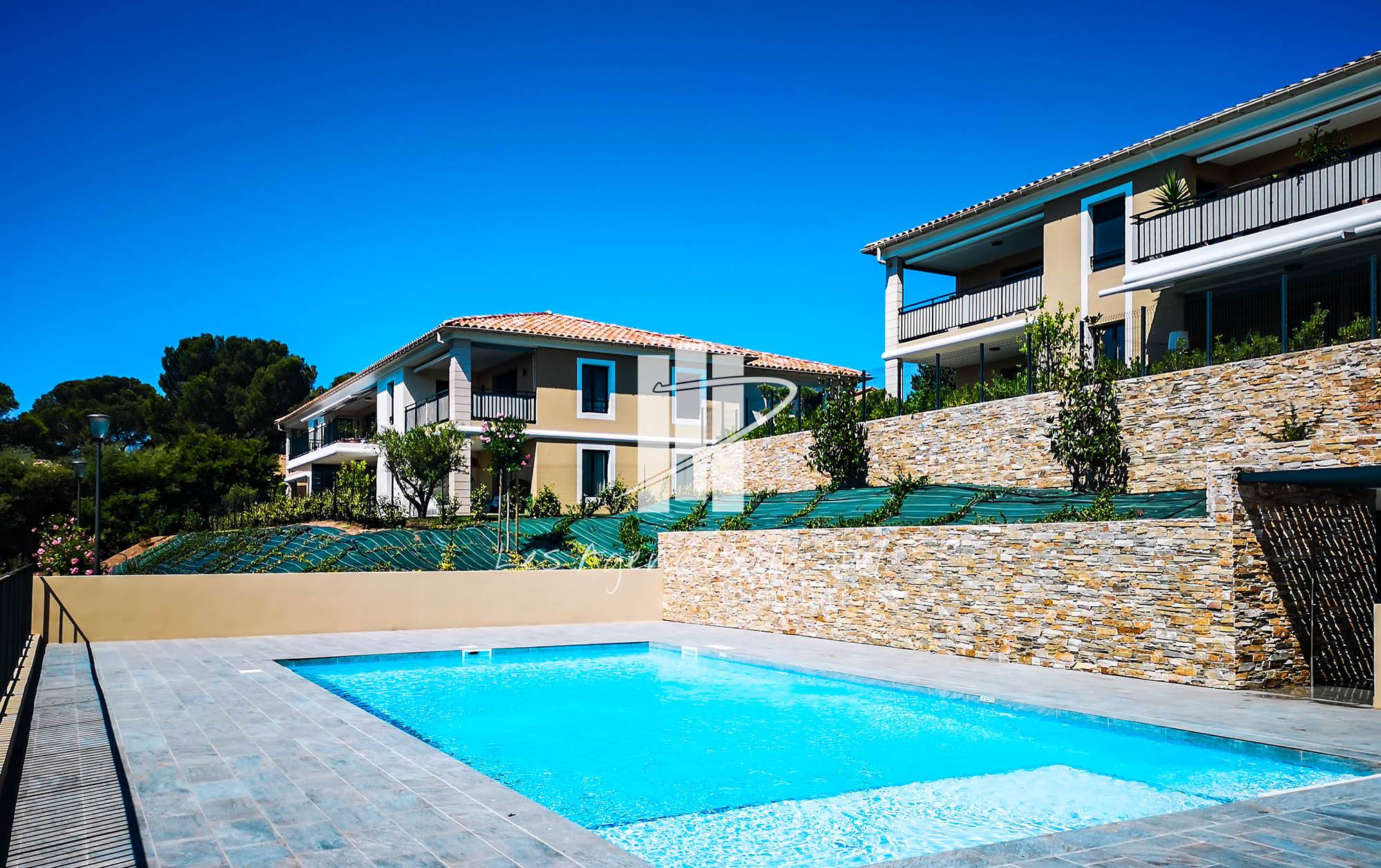 VENDU - APPARTEMENT 2 PIÈCES COMME NEUF DANS UNE RÉSIDENCE CONSTRUITE EN 2018 PROCHE DES PLAGES ET DES COMMERCES DE BOULOURIS A SAINT-RAPHAËL