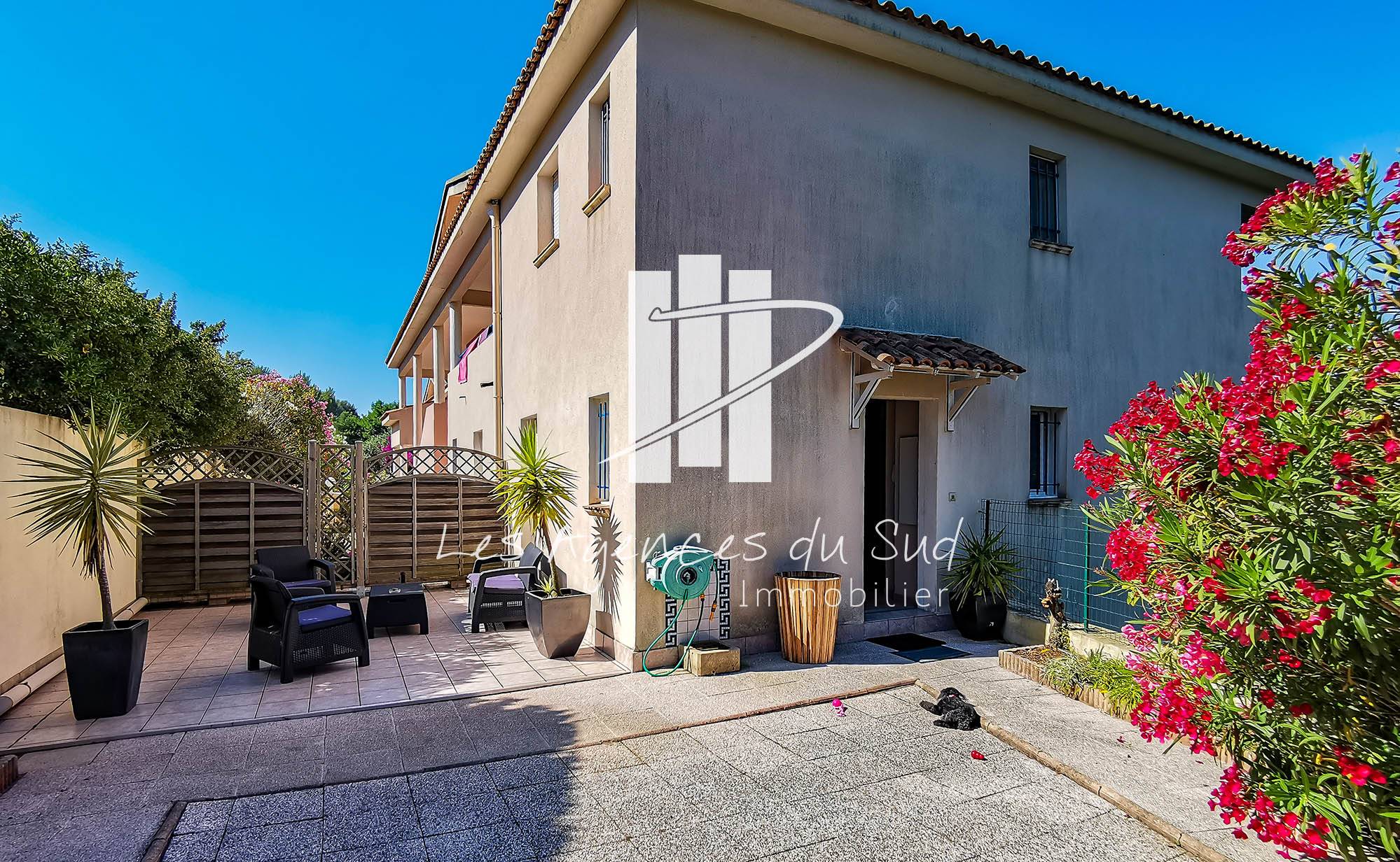 VENDU - APPARTEMENT 2 PIÈCES AVEC TERRASSE ET COUR PRIVATIVE EN BORD DE MER DE BOULOURIS A SAINT RAPHAEL